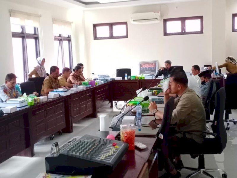 Komisi III DPRD Kabupaten Wajo menggelar rapat dengar pendapat dengan Dinas PUPR dan Dinas Lingkungan Hidup (DLH). 