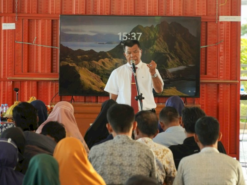 Bupati Bulukumba Andi Muchtar Ali Yusuf menerima kedatangan warga. 