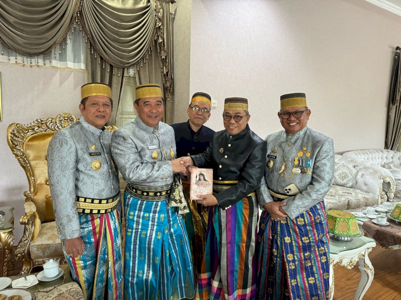 Pj Gubernur Sulawesi Selatan Bahtiar Baharuddin menerima buku Catatan Harian Arung Palakka. 