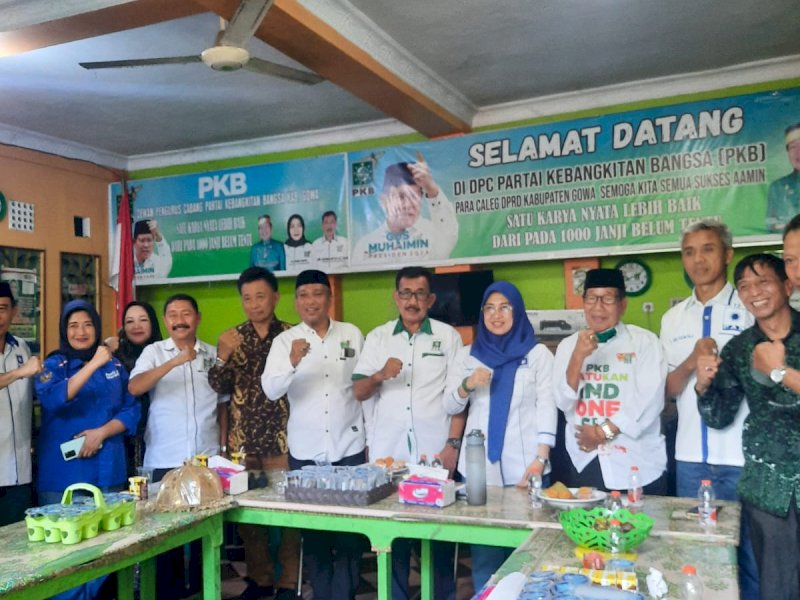 Husniah Talenrang saat berkunjung ke markas PKB Gowa. 