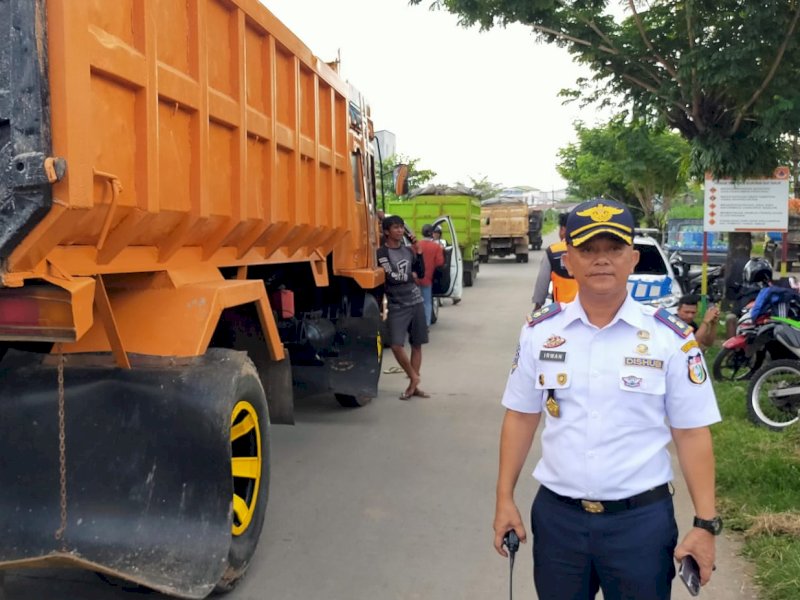 Dishub Makassar menjaring puluhan truk yang masuk Kota siang hari. 