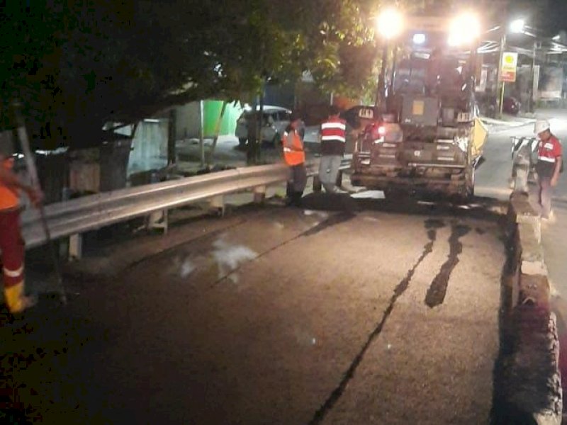Pengaspalan di jembatan Abdesir Makassar.