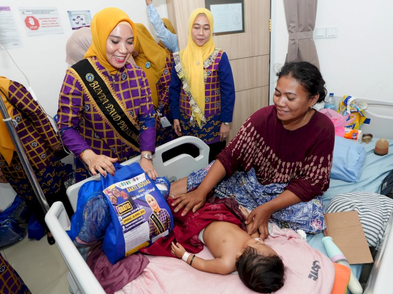 Bunda PAUD Sulsel, Sofha Marwah Bahtiar, mengunjungi anak-anak yang baru saja menjalani operasi di Rumah Sakit Gigi dan Mulut Provinsi Sulsel. 