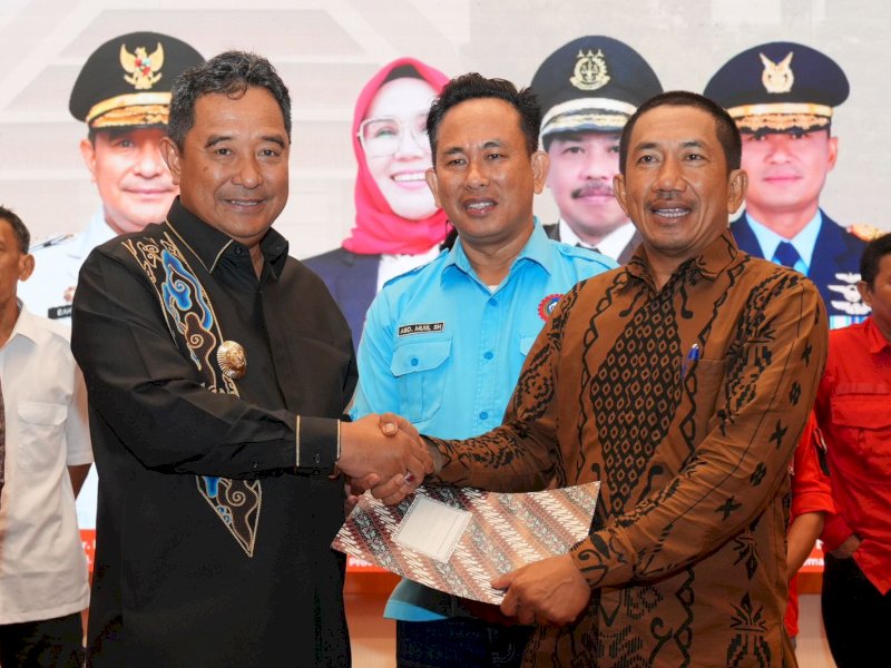 Penjabat Gubernur Sulawesi Selatan Bahtiar Baharuddin bertemu pengurus Konfederasi dan Federasi Serikat Pekerja/Serikat Buruh se-Sulsel. 