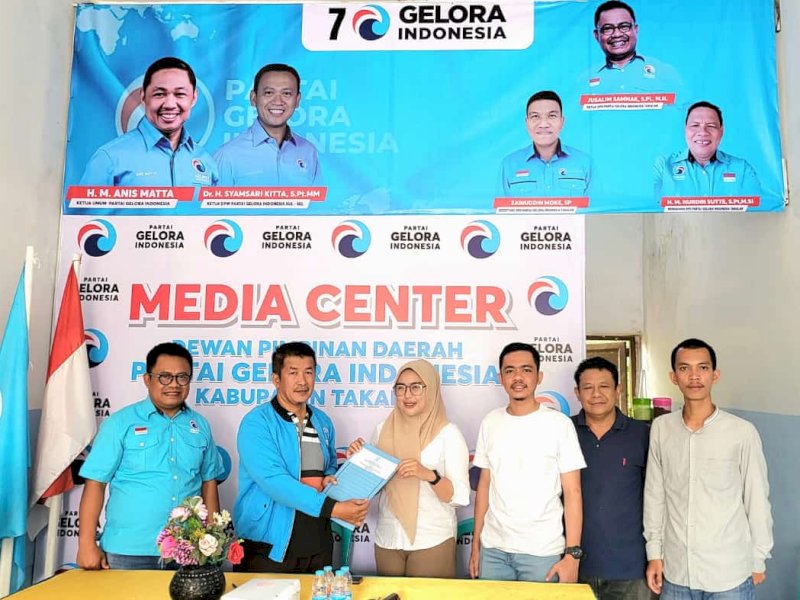 Legislator PAN, Nurazysyamz Rani mendaftar cawabup di Partai Gelora. 
