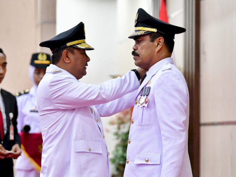 Pj Gubernur Sulsel Bahtiar Baharuddin, melantik Ahmadi Akil sebagai Pj Bupati Pinrang, di Ruang Pola Kantor Gubernur, Kamis, 2 Mei 2024