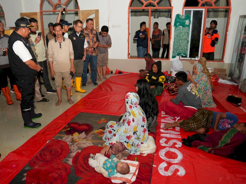 Penjabat Gubernur Sulsel, Bahtiar Baharuddin tiba di Desa Cimpu dan Cimpu Utara, Kecamatan Suli, Sabtu dini hari. 