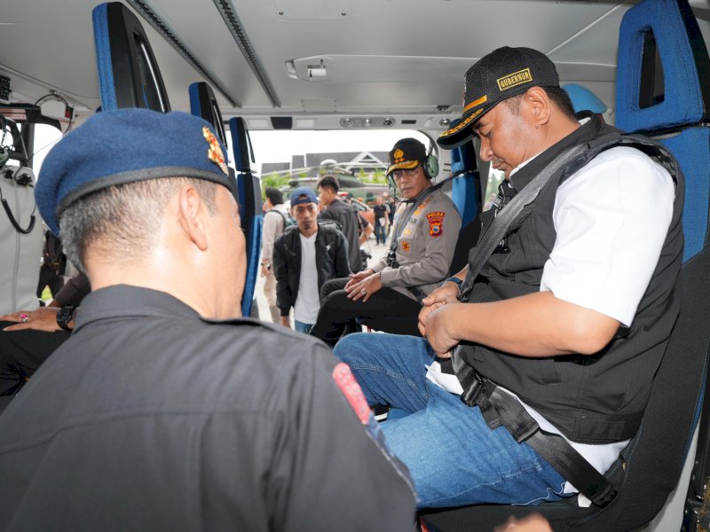 Pj Gubernur Sulsel Bahtiar Baharuddin dan Kapolda Irjen Pol Andi Rian R Djajadi landing menggunakan helikopter di Lapangan Andi Djemma, Kabupaten Luwu. 