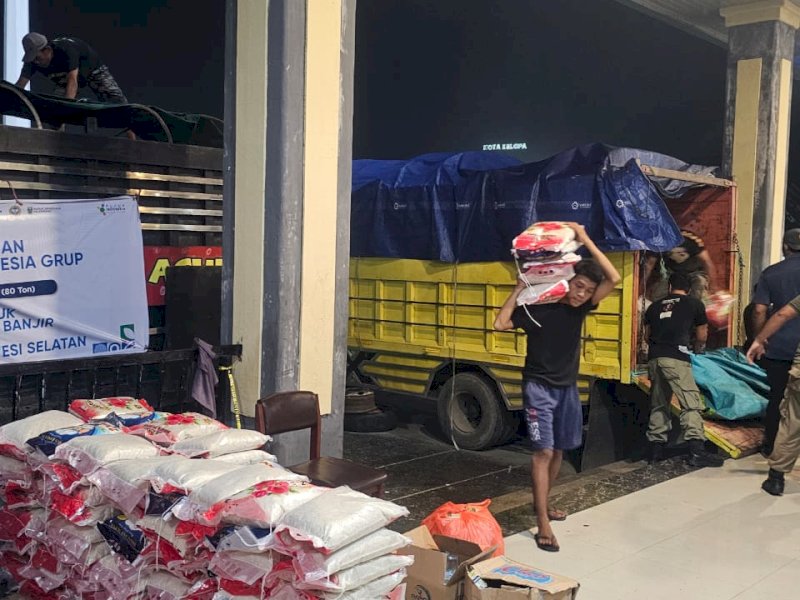 40 ton beras didrop ke Belopa, Luwu, Kamis dini hari, 9 Mei 2024.