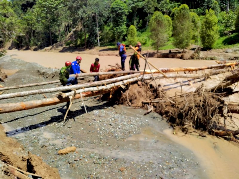 Tim DamKarMat Kota Makassar diterjunkan membangun jembatan darurat di Luwu. 