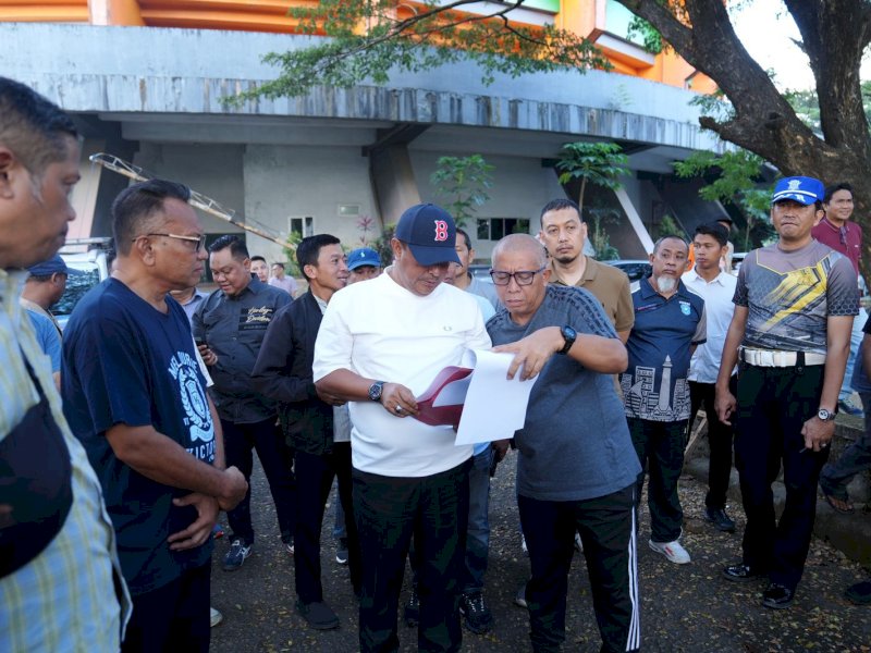Pj Gubernur Sulsel Bahtiar Baharuddin saat meninjau lokasi stadion Makassar. 