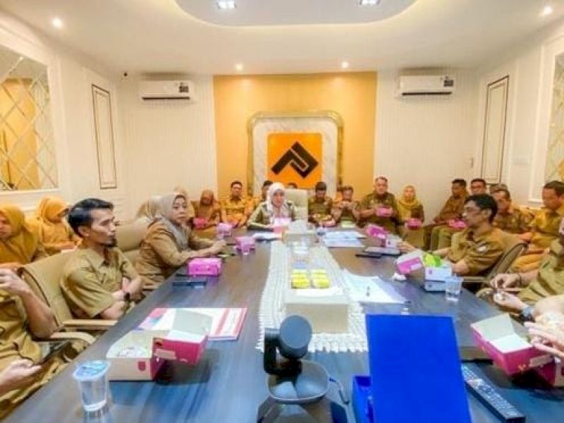 Kadis PU Makassar Zuhaelsi Zubir, memimpin rakor membahas progres pekerjaan semua bidang. 