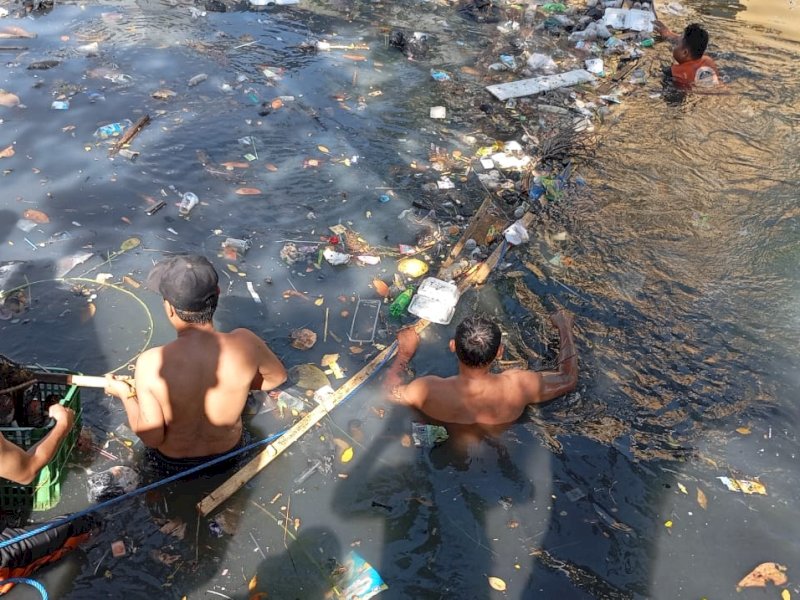 Satgas Drainase Dinas Pekerjaan Umum (PU) Kota Makassar membersihkan kanal Kandea. 