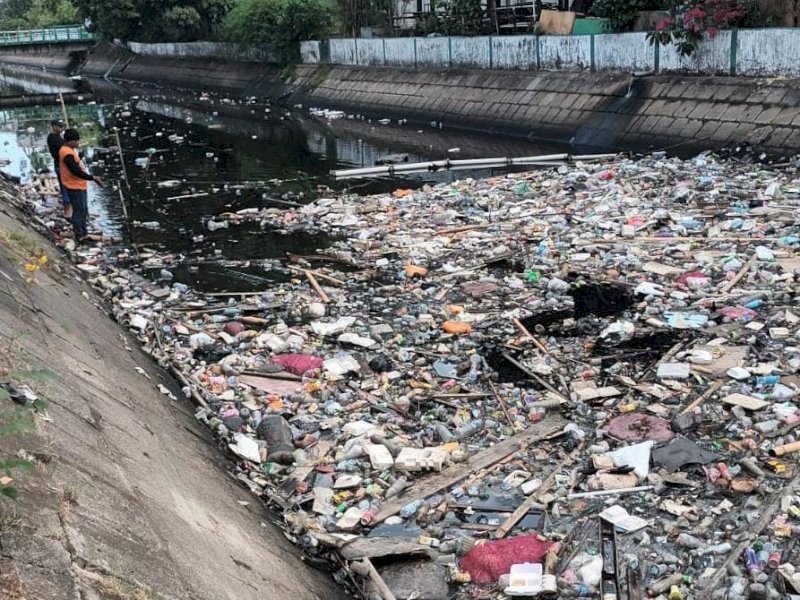 Satgas kanal Dinas Pekerjaan Umum Kota (PU) Makassar melakukan pembersihan dan pengangkutan sampah di kanal Pannampu