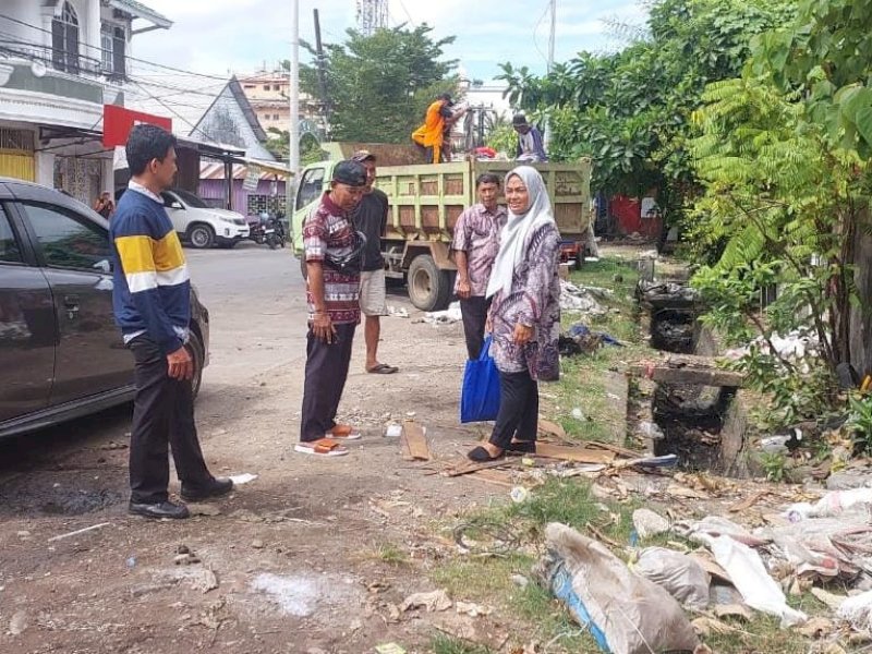 Lurah Mampu, Kecamatan Wajo, , Sari meninjau proses pengerukan sedimen saluran drainase. 