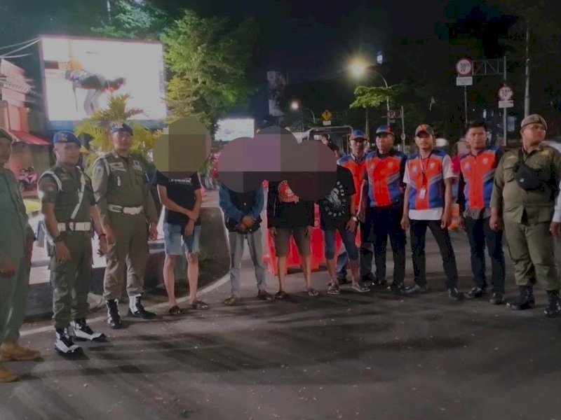 Tim Reaksi Cepat (TRC) Perumda Parkir Makassar bersama Polrestabes Makassar melakukan razia jukir liar di wilayah Kecamatan Mamajang. 
