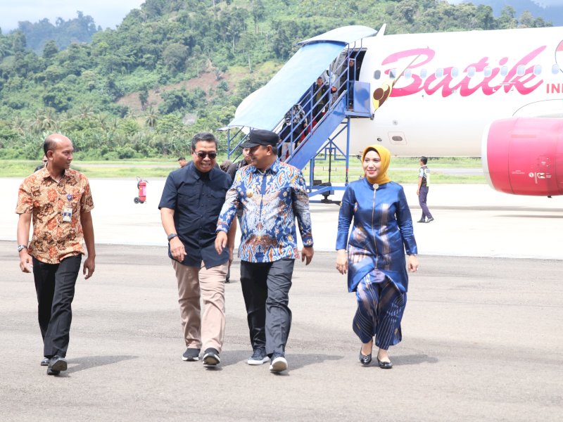 Pj Gubernur Sulbar Bahtiar tiba di Bandara Tampa Padang Mamuju. 