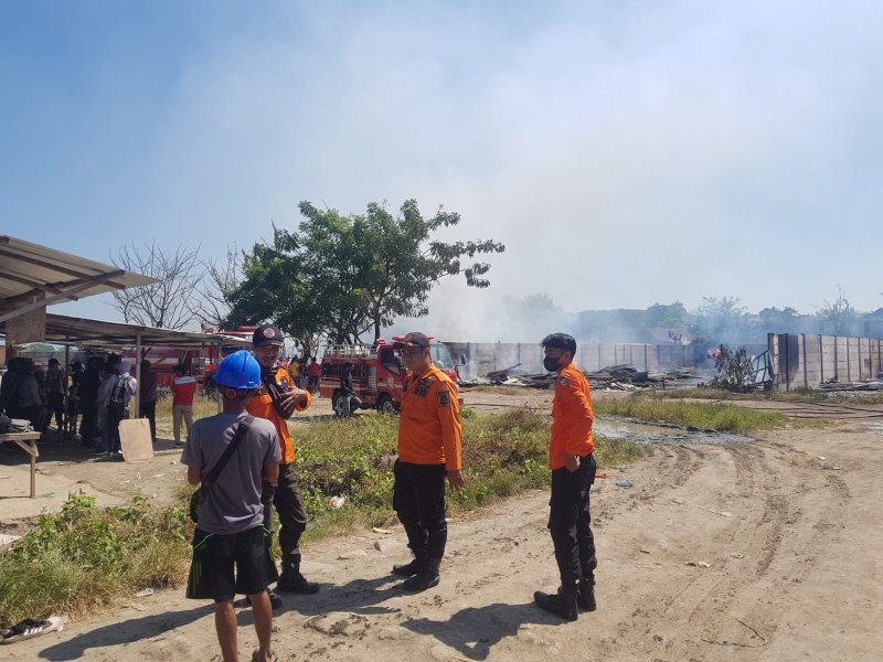 Tim BPBD Makassar turun tangan mengatasi kebakaran di Citra Land. 