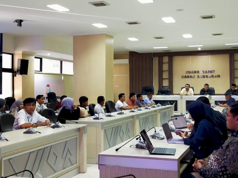 Rapat pembahasan Ranperda Pengelolaan Limbah di Gedung DPRD Makassar. 