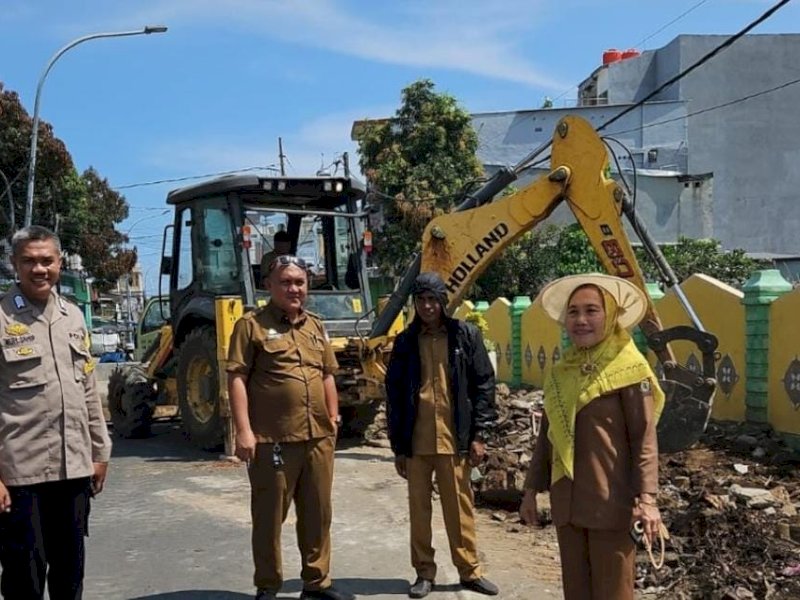 Dinas Pekerjaan Umum (PU) Kota Makassar, melakukan normalisasi pada saluran drainase di Jalan Onta Baru. 