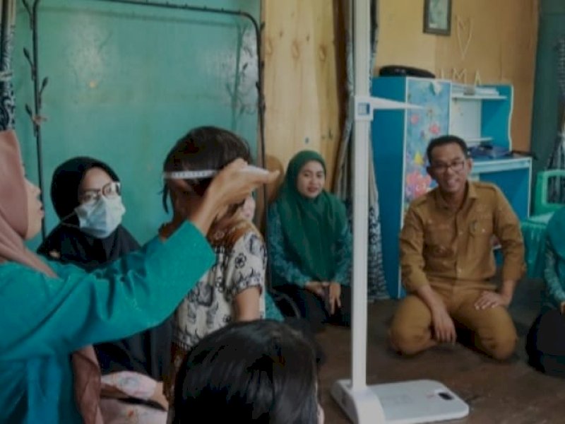 Pj Bupati Takalar Setiawan Aswad mengunjungi rumah warga di Desa Pa&rsquo;batangan  Kecamatan Mappakasunggu. 