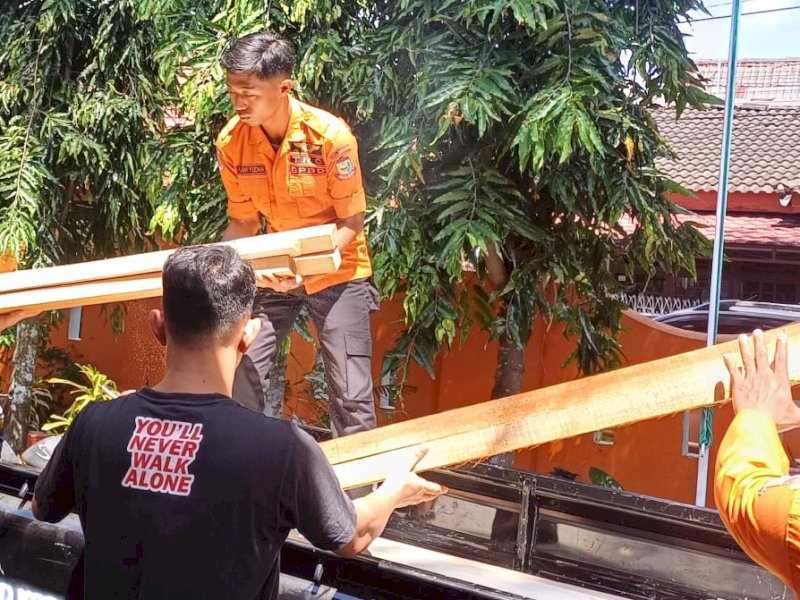 Tim BPBD Makassar menyalurkan material ke Kantor Lurah Manggala. 
