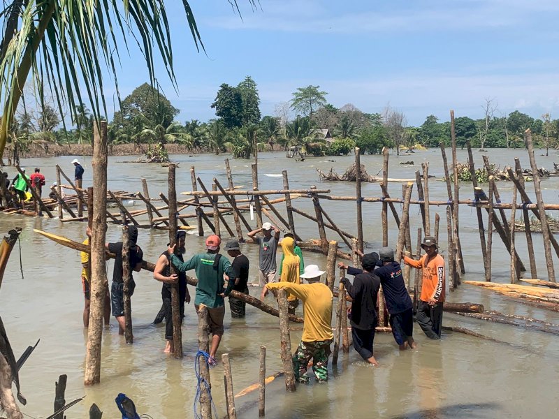 Perbaikan tanggul sungai yang ada di Desa Pombakka. 