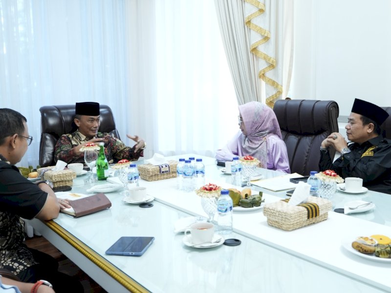 Penjabat Gubernur Sulawesi Selatan, Zudan Arif Fakrulloh bertemu Ketua KPU Sulsel di Rumah Jabatan Gubernur. 