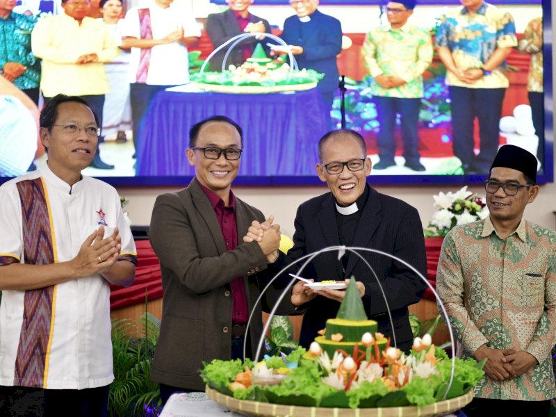 Penjabat Gubernur Sulawesi Selatan menghadiri acara 74 Tahun Persekutuan Gereja-gereja di Indonesia (PGI). 