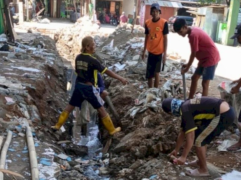 Dinas Pekerjaan Umum (PU) Kota Makassar, kembali melakukan pengerukan sedimen saluran drainase di Jalan Daeng Tata. 
