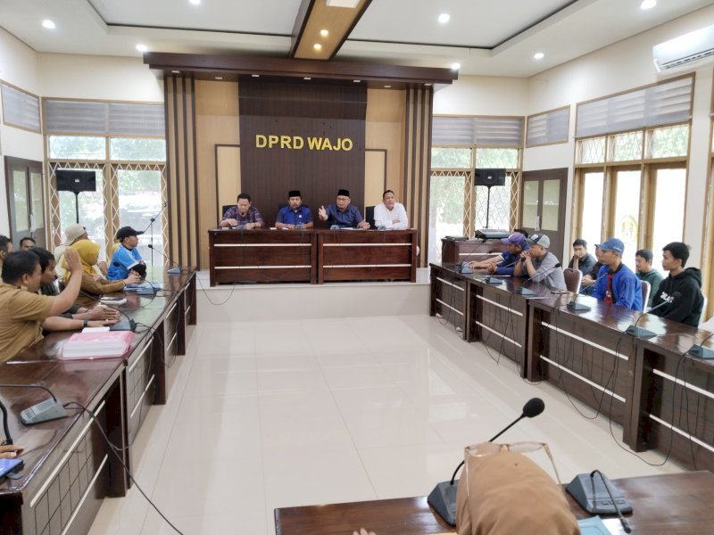 DPRD Wajo menerima aspirasi pengunjuk rasa. 