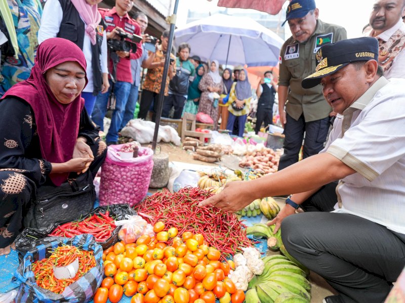 Pj Gubernur Sulawesi Barat Bahtiar Baharuddin memantau stok bahan pangan di Pasar Baru Polewali Mandar. 
