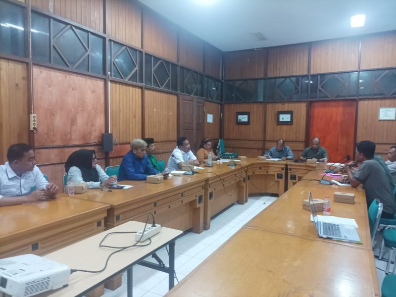 Komisi III DPRD Wajo diterima Sekretaris DLHK Sulsel Erwin Werianto. 