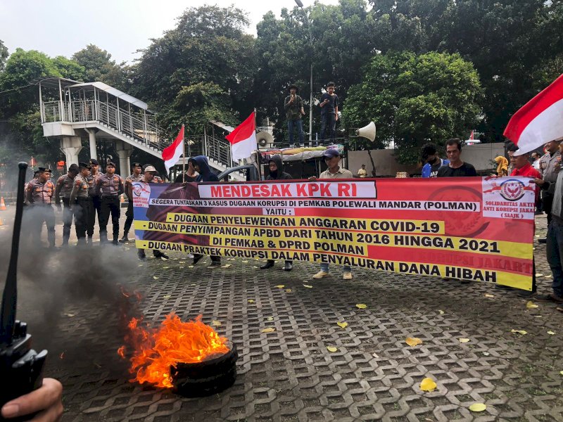Solidaritas Aktivis Antikorupsi Jakarta berunjuk rasa di depan Gedung KPK, Jakarta. 