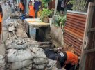 Respons Aduan Warga, Dinas PU Makassar Lakukan Pengerukan Drainase di Jalan Dg Ngunjung