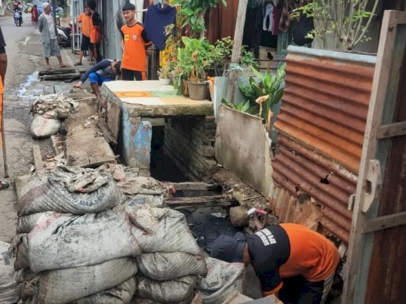 Pengerukan sedimen drainase di Jalan Ar Dg Ngunjung 2, Tallo. 