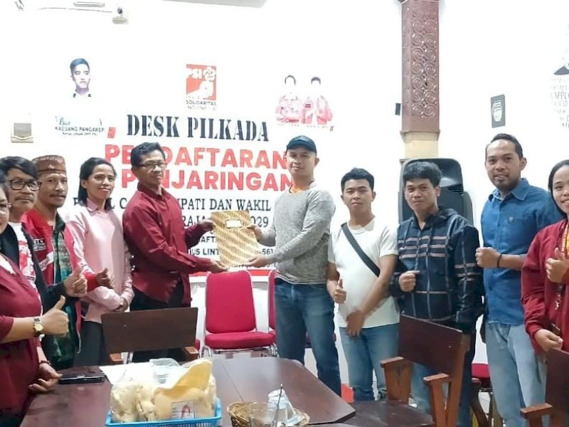Victor Datuan Batara (VDB) mendaftar sebagai calon Bupati Tator di PSI. 