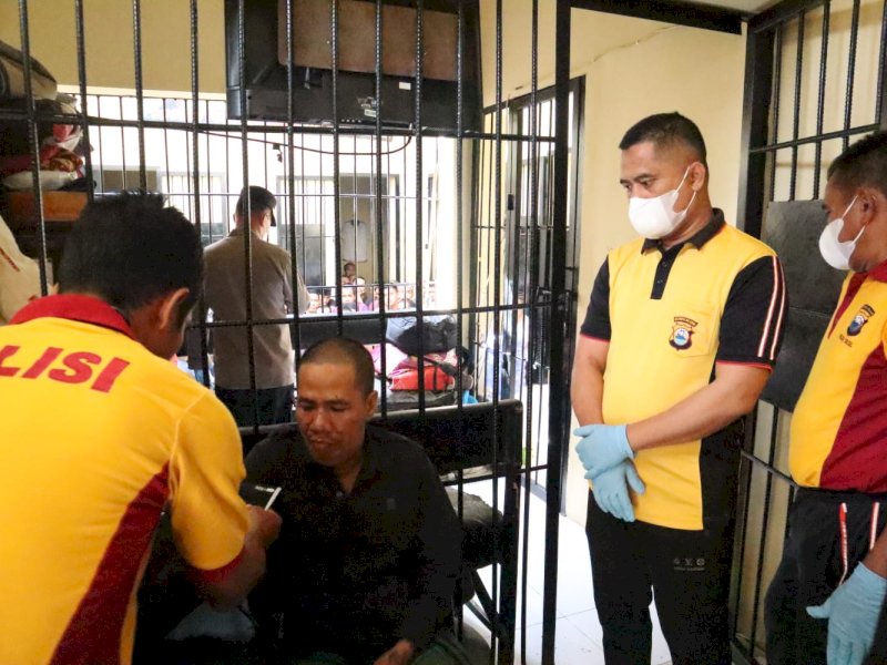 Kepolres Wajo AKBP Fatchur Rochman mengecek kondisi tahanan di rutan polres. 