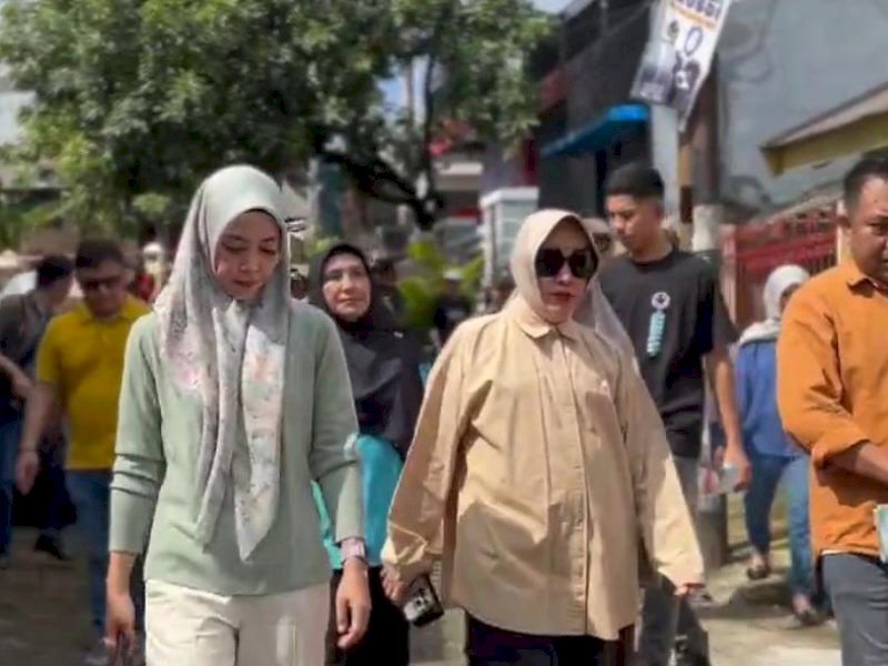 Dirum Perusahan Daerah Kota Makassar Indira Mulyasari Parmastuti saat meninjau persiapan lomba Kelurahan Terpadu. 