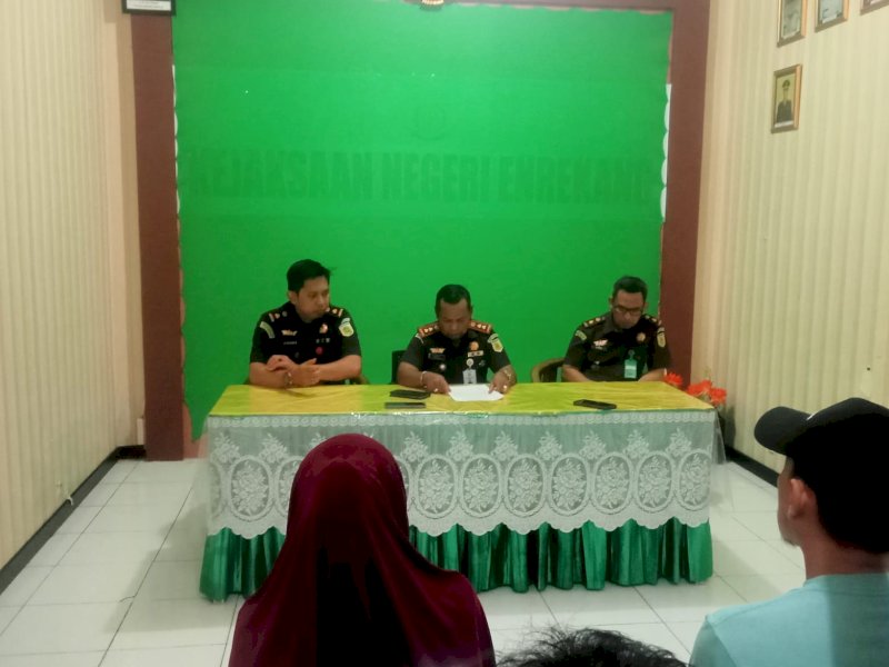 Kepala Kejaksaan Negeri Enrekang Padeli memberi keterangan pers. 