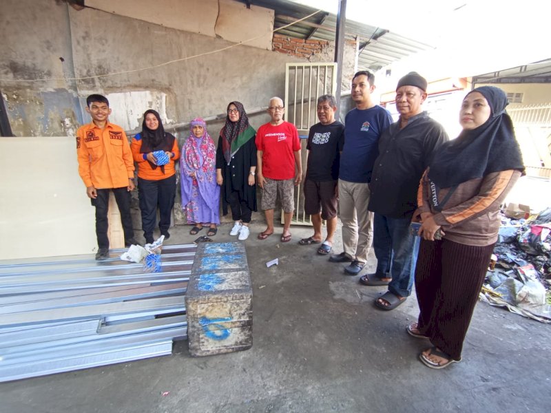 Tim BPBD Makassar menyalurkan bantuan kepada korban kebakaran di Jalan Titang. 