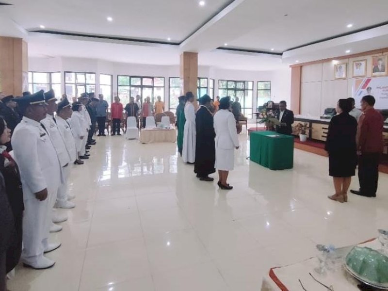 Bupati Toraja Utara Yohanis Bassang melantik pejabat Pemkab Torut. 