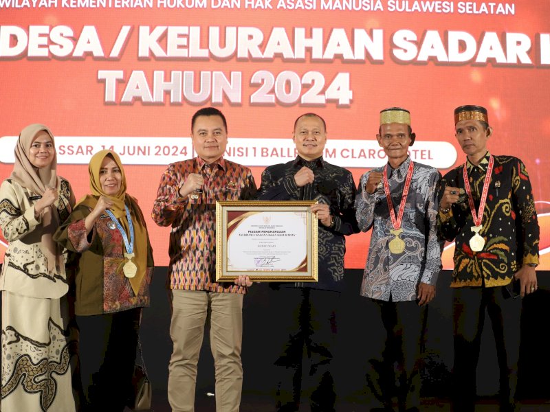 Pj Bupati Wajo Andi Batarilifu didampingi Ketua DPRD Wajo Andi Muhammad Alauddin Palagguna menerima award Desa Sadar Hukum. 