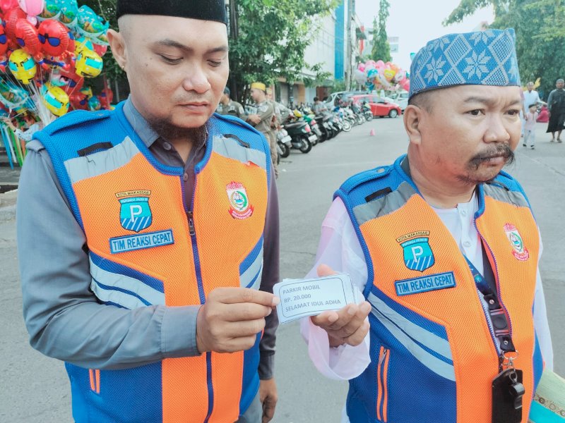 Petugas menyita karcis palsu dari jukir liat. 