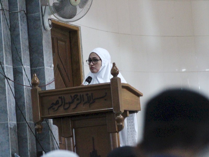 Bupati Kabupaten Luwu Utara, Indah Putri Indriani, melaksanakan salat Idul Adha di Masjid Agung Syuhada, Masamba. 