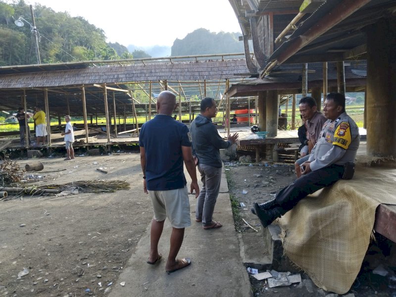 Lokasi judi sabung ayam di Tongkonan Batu Matallo, Lingkungan Kondongan. 