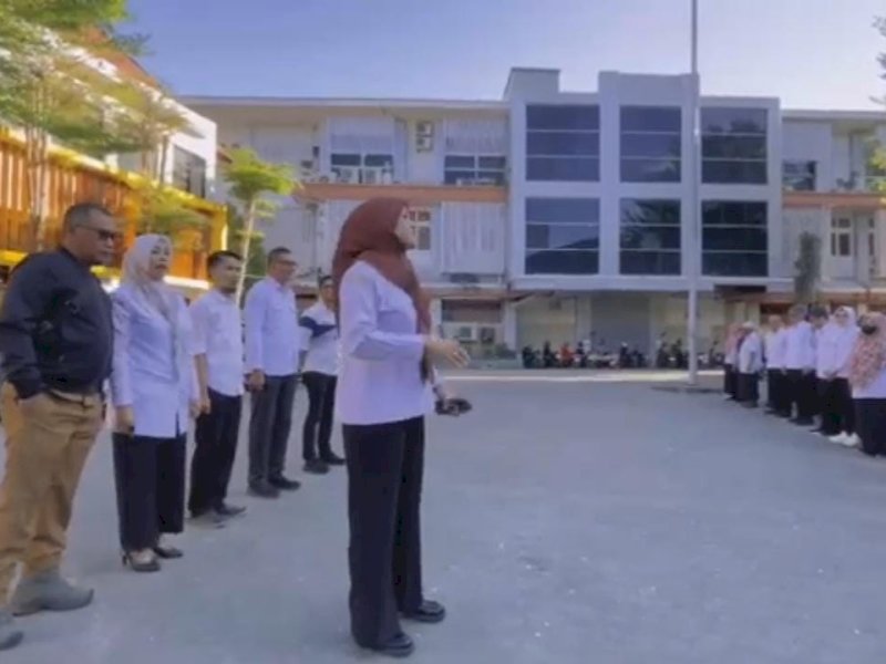Kepala Dinas Pekerjaan Umum (PU) Kota Makassar Zuhaelsi Zubir mimimpin apel pascalibur Lebaran Idul Adha. 