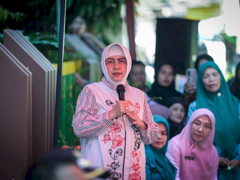 Ketua TP PKK Kota Makassar Indira Yusuf Ismail melakukan peninjauan ke Posyandu Palm 5 di Kelurahan Barabaraya, Kecamatan Makassar. 