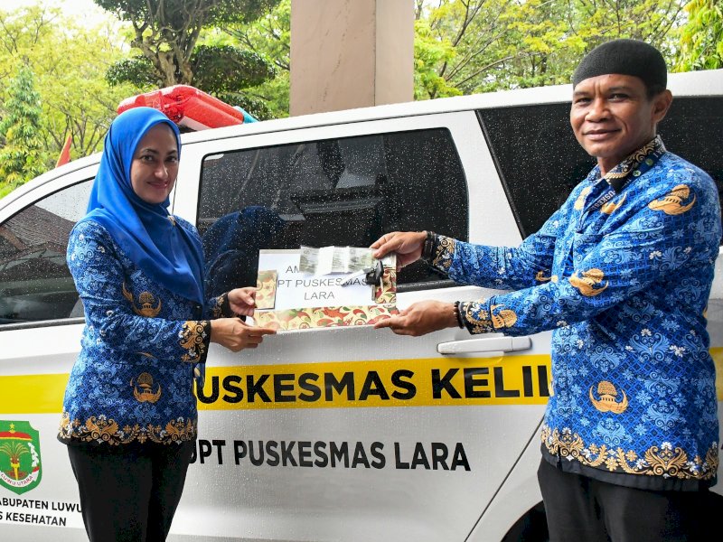 Bupati Luwu Utara Indah Putri Indriani menyerahkan 3 armada kesehatan. 