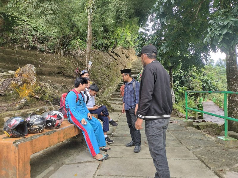 UPT Pariwisata Disporapar dan Kades Pincara melakukan peninjauan permandian Pincara. 